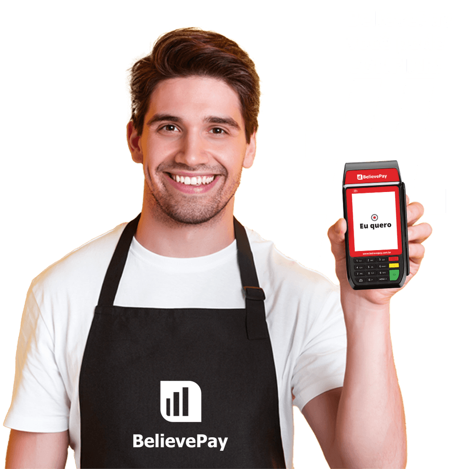 Atendente sorrindo e segurando uma maquininha BelievePay